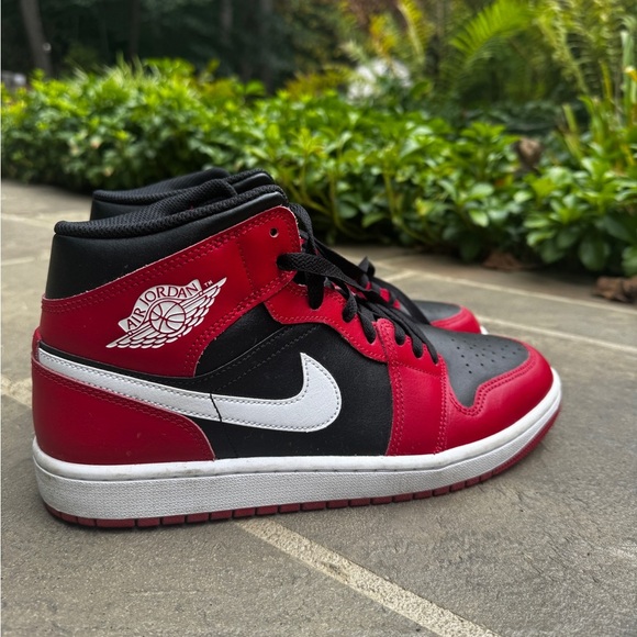 Nike Air Jordan 1 Black and Red High-Top Sneakers, men’s size 9.5 - Picture 2 of 10